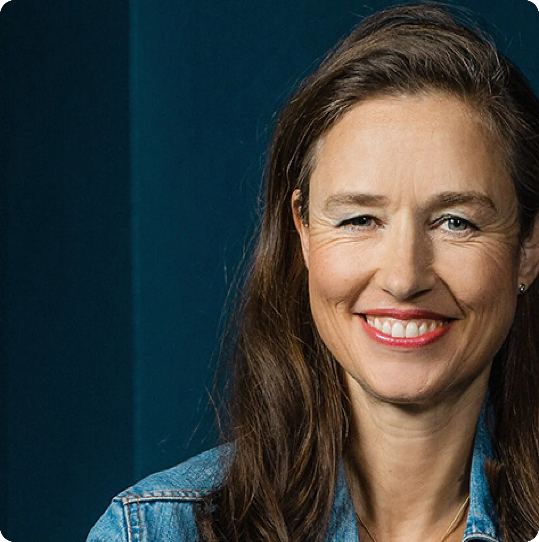 Eine erfahrende Frau lächelt glücklich in die Kamera, nachdem sie erfolgreich mit socialbee über Female Hiring ihr Team erweitert hat